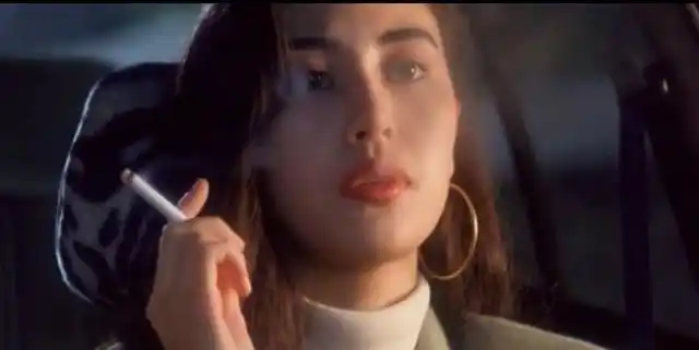 年轻时的李嘉欣抽烟美轮美奂而我只注意她的大耳环