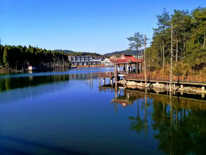 海拔1530米山顶 月亮湖