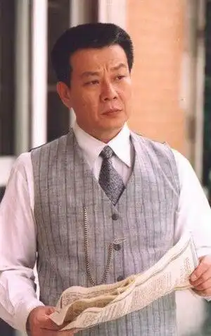 祖籍河南洛阳, 毕业于世界新闻专科学校广播电视科,台湾男演员