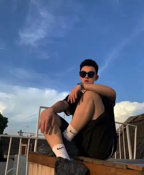 组图:小可爱男生的日常生活,不喜欢运动的他,身材也不过如此!