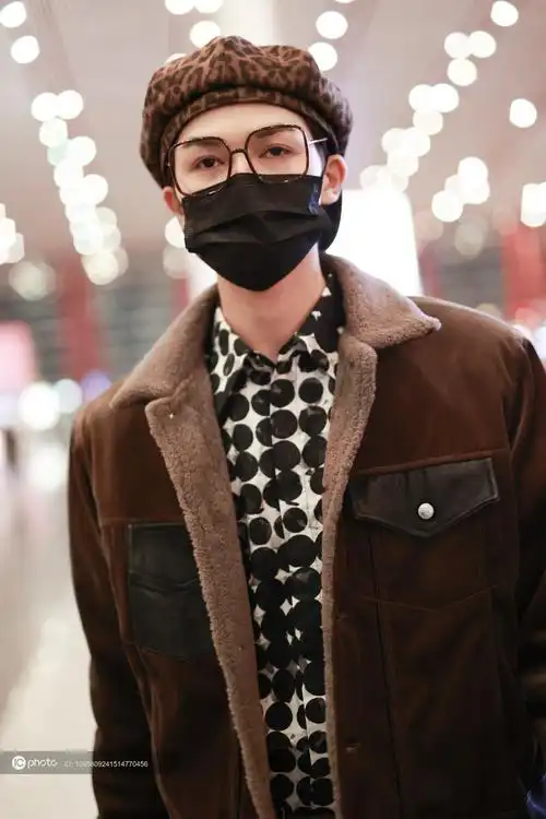 朱正廷戴贝雷帽黑框眼镜贵公子范儿满分