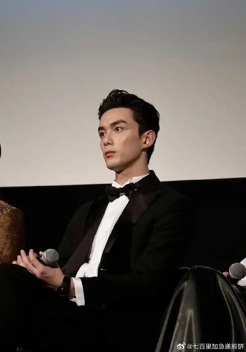 霸道总裁范的吴磊帅到我了,曾经的小屁孩红孩儿如今长成大人了.