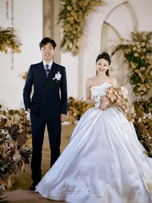 在属于我们的婚礼现场拍一些照片吧