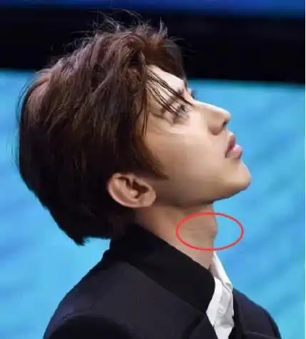 哪怕蔡徐坤有喉结,也剪着短发,可这些照片却让他看起来更像是一个比较