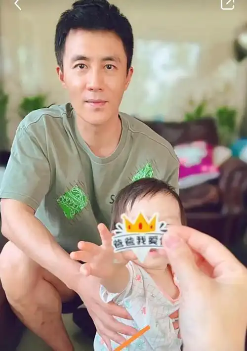 王灿父亲节给杜淳送定制蛋糕女儿亲手送上杜淳穿上万拖鞋