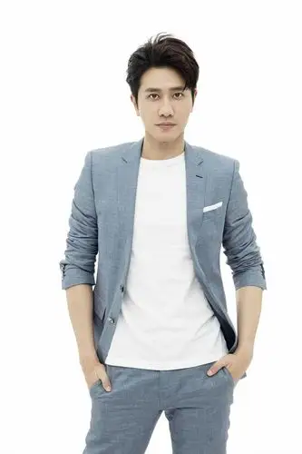 彭冠英西装写真曝光,浅蓝外套搭白t,尽显绅士魅力