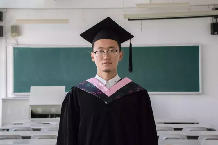 学士服怎么穿(学位服的穿搭文化你了解吗?)_生活常识_小高教学网
