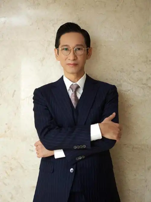 王劲松:一路走得苦!有戏演就对,如今没儿没女依旧很幸福