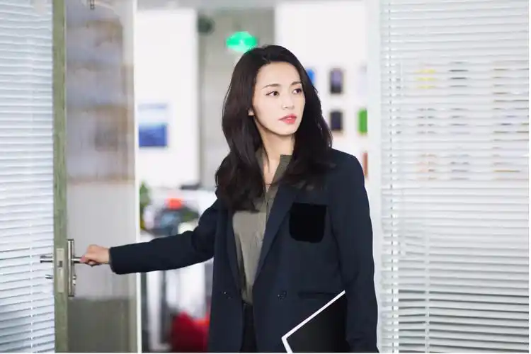 盘点女星们的职场造型 殷桃徐洁儿演绎迷人女霸总