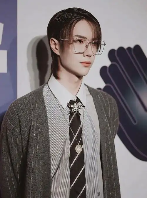 王一博新造型太狙了,斜分刘海搭配金边眼镜,是走出来的撕漫男了