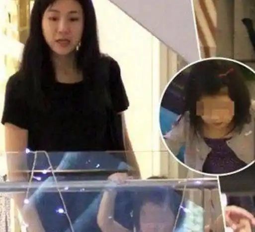 他的妻子叫做谢易桦,虽然不是圈内的人,但她是一位服装设计师.