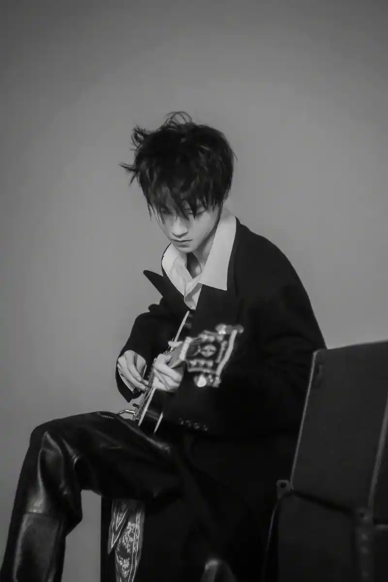 王俊凯黑白侧颜大片,英气侧颜灼灼眼神温柔藏不住