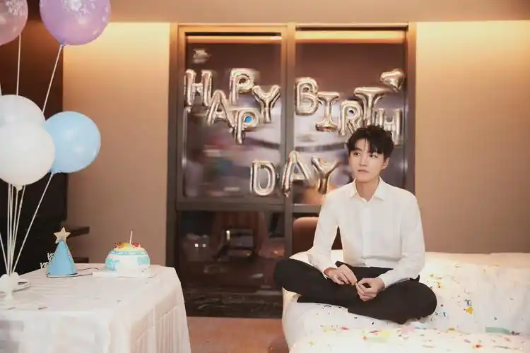 王俊凯生日照片,双手合十许愿的小凯好可爱呐……__财经头条