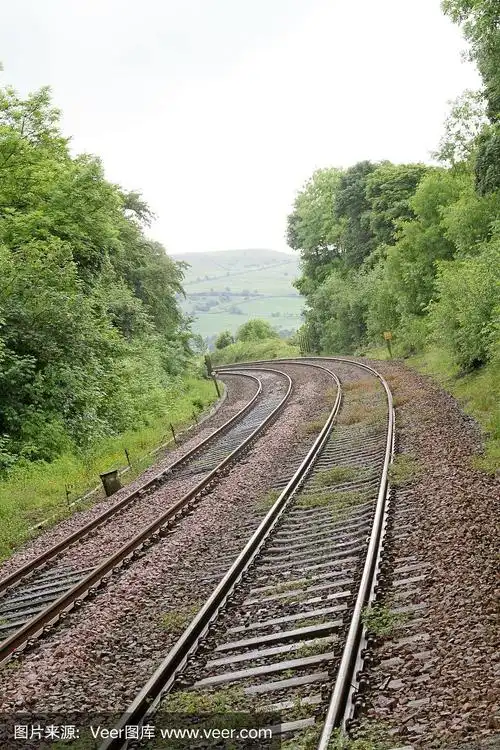 火车轨道消失在拐弯处