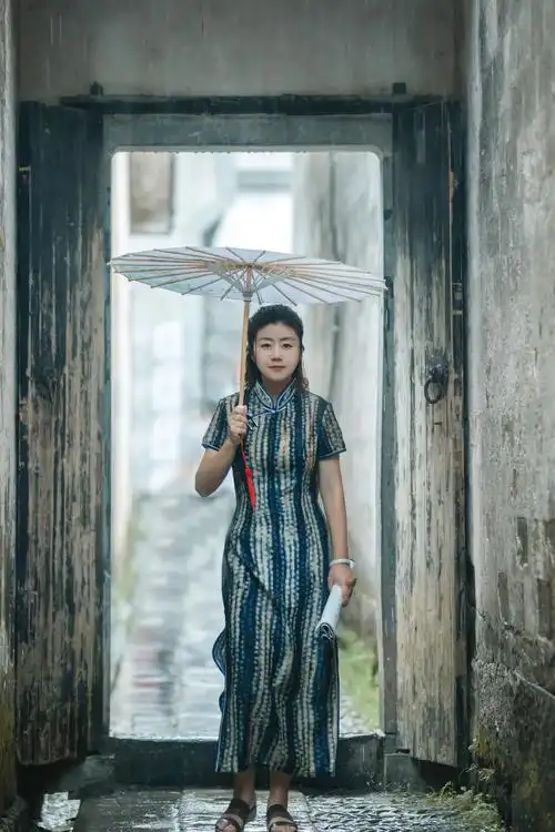 雨纷纷,旧故里草木深#旗袍 #国风古韵 #江南烟雨色 - 抖音