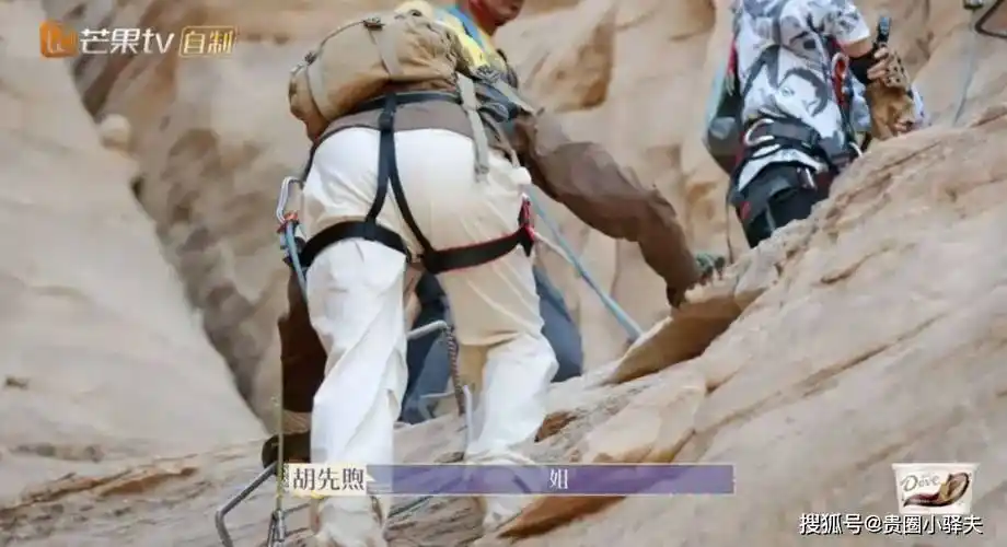 性张力爆棚的翘屁嫩男胡先煦穿正装太帅了