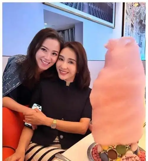 黎姿与李嘉欣曾是好闺蜜,在彼此的生日时都会专门为对方庆祝,但近半年