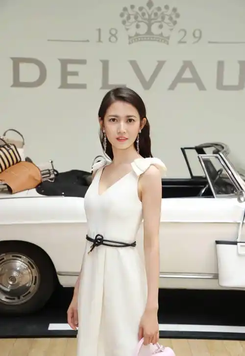 陈钰琪古装好惊艳,清新温婉极具古典美感,礼服造型很是抢眼!