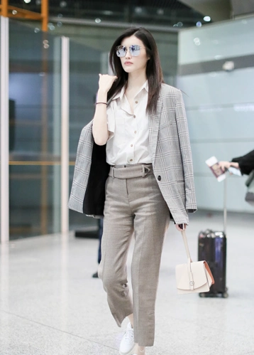 何穗穿着金黄色连衣裙,将她超模的身高优势完美展现,v领设计再配上