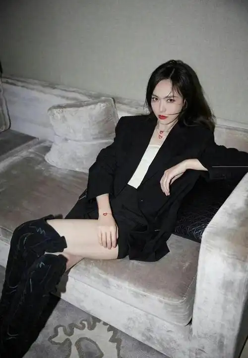 唐嫣久违营业,御姐打扮水桶靴也能驾驭,可惜发际线太秃了|妆容|穿搭