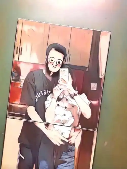 王妈妈从背后环抱着女友的腰,女友依偎在王妈妈的身上拍下照片,两人的