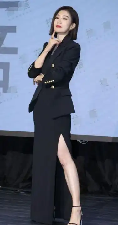 贾静雯里面穿黑色开叉裙,秀出了纤细的美腿,越看越有魅力.