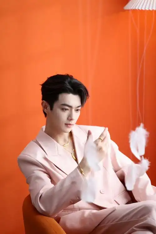 哇噻!粉西装许凯,嘎嘎好看啊!