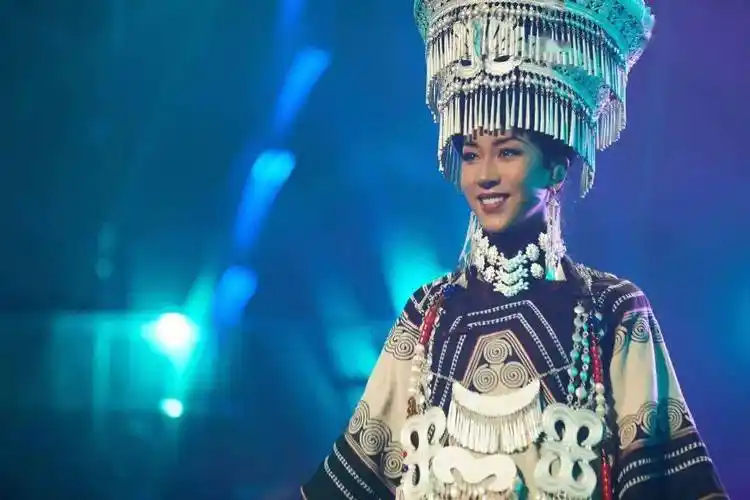 穿彝族服饰的吉克隽逸有种天然去雕饰的美感