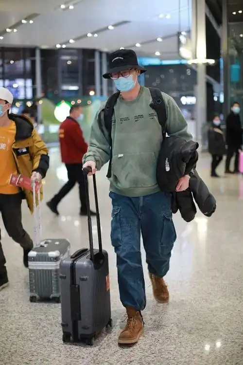 朱亚文穿军绿色卫衣随性时髦背双肩包对镜招手帅气满分