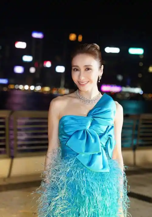 51岁黎姿身材好逆生长,如何改善下颌线,法令纹?