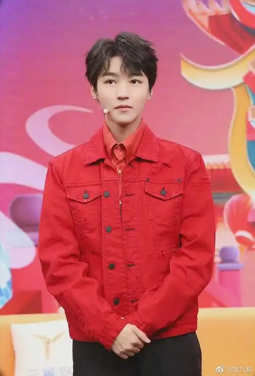 王俊凯春晚进行时预告照红衣小凯太可了