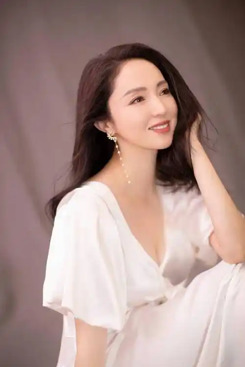 董璇拍摄白色系穿搭写真 丝绸连衣裙搭配珍珠流苏耳饰简约大气_董璇