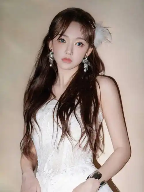 程潇穿白色公主裙仙气飘飘 搭配羽毛发饰灵动飘逸