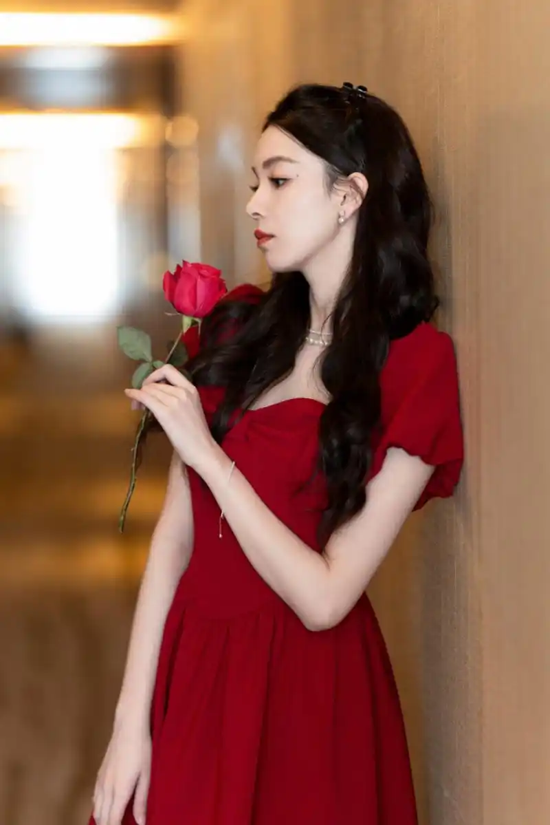 陈瑶红色短裙性感而又迷人,如果把黑色长靴换成高跟鞋魅力将会飙升!