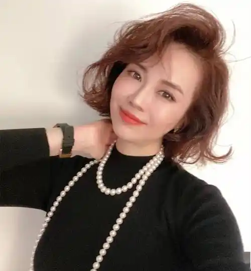 9款适合40到60岁女人的烫发,都是现在流行款式,时尚减龄好打理_发型