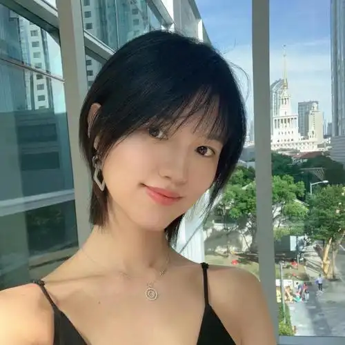 脸小的妹子一定要尝试的一款发型巨好看