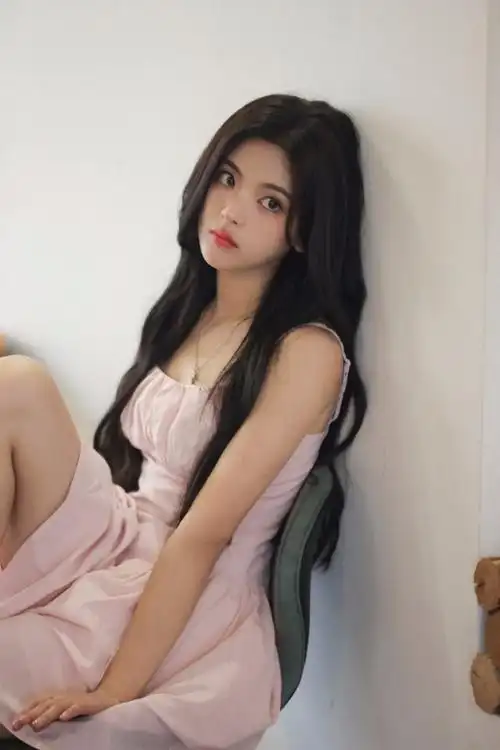 杨超越生日照纯欲风满满穿粉色吊带好可人