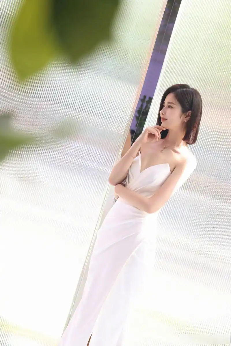 颖儿  白色深v礼服