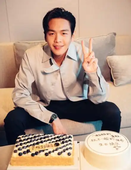 张若昀0824生日快乐,愿你永远眼中有光,愿你永远心如少年