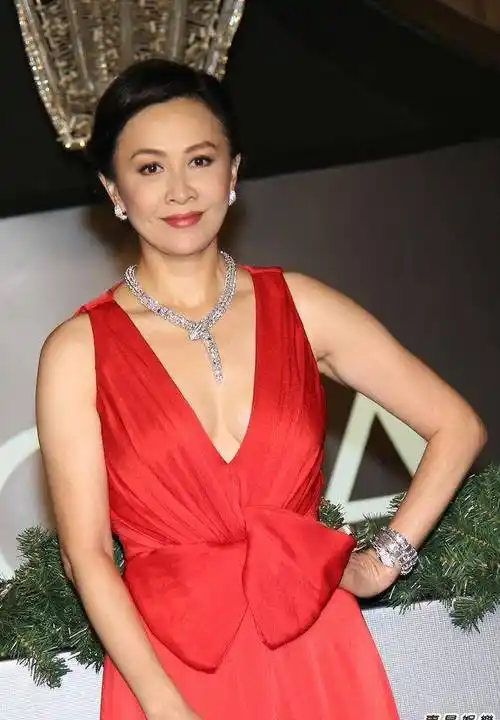 刘嘉玲穿"深v"裙子好到身材爆棚时尚依旧_明星_娱乐_朋友