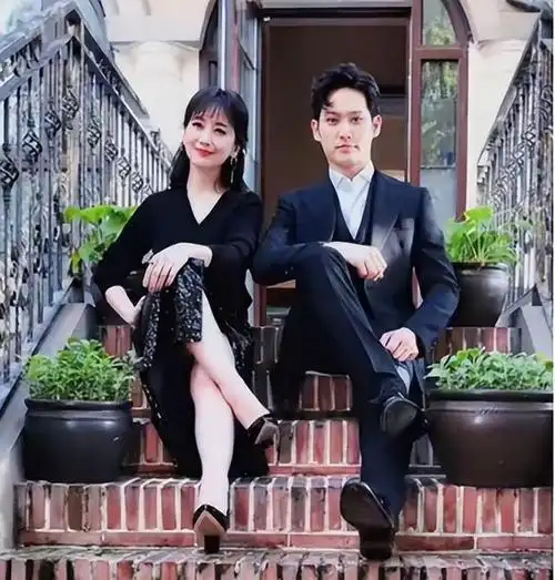 赵雅芝的3个儿子长子47岁次子44岁小儿子37岁个个让她骄傲