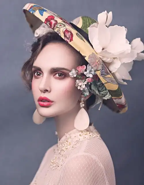 欧式复古发型,精致的妆容搭配独特的发饰,高贵冷艳