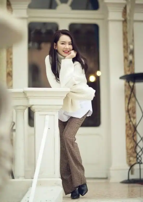 戚薇又解锁新显高技巧,喇叭裤包裹高跟鞋增高10cm,快学学!