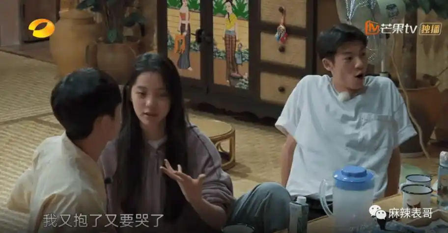 最后,何炅抱着她,张子枫安慰她.