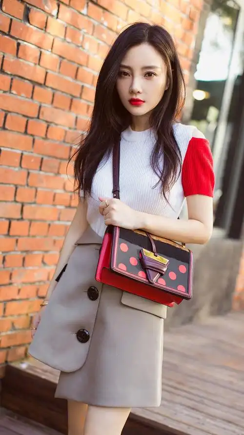 年过三十的李小璐,皮肤水嫩身材高挑一双灵动的大眼睛美如少女