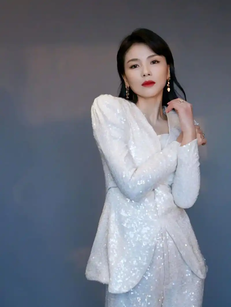 刘涛当主播后衣品更高白色亮片西服套装干练利落真有女总裁范