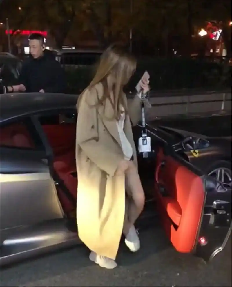 偶遇"银河灰"法拉利458,看到下车女子时,没想到背影如此迷人
