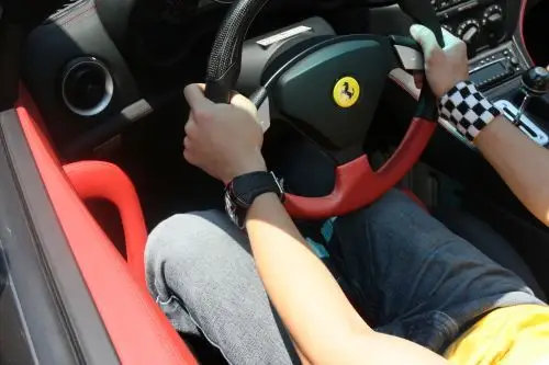 组图:超级跑车巡游 林志颖驾驶法拉利展示风采