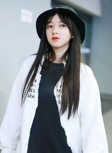 果然不负"奶潇"之名,把奶糖卫衣当裙子穿,这身材不敢同框