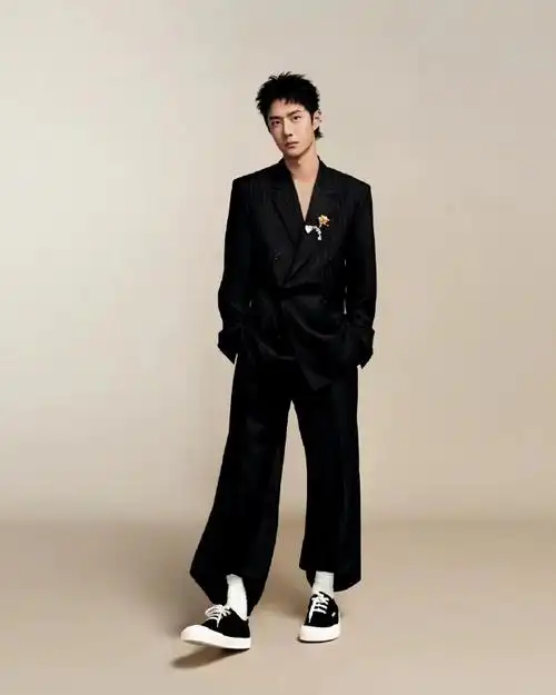 王一博深v格子衬衫#王一博以深v格子衬衫搭配狼尾短发,展现了与植不